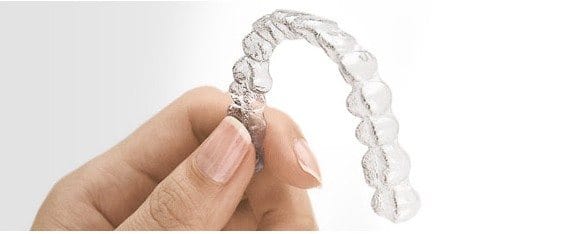 Patient avec aligneurs Invisalign transparents