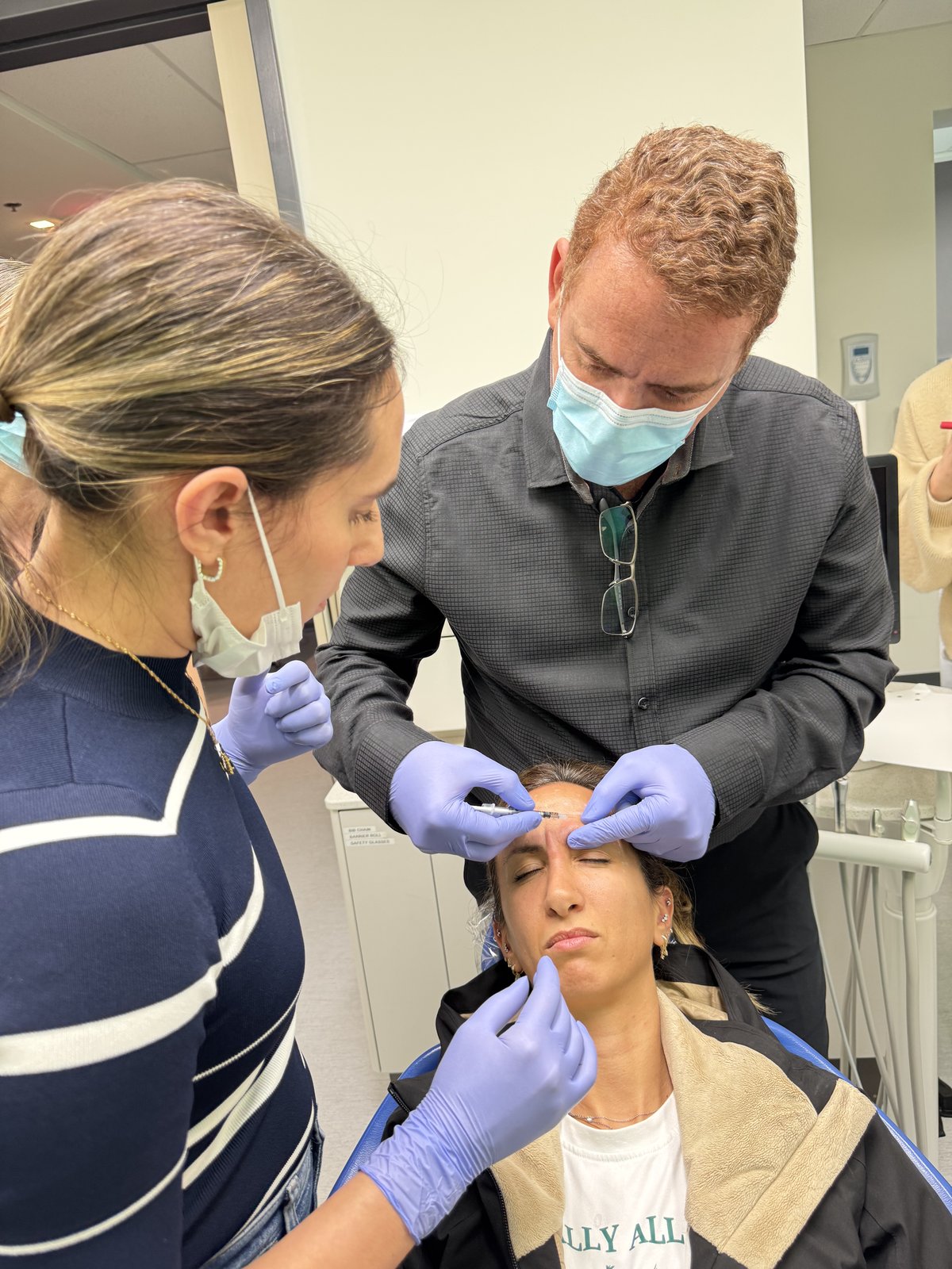 Dr Benguira formant des dentistes aux techniques d'injection