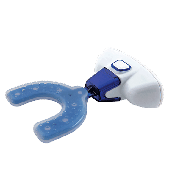 Patiente utilisant le dispositif VPro pour accélérer son traitement orthodontique